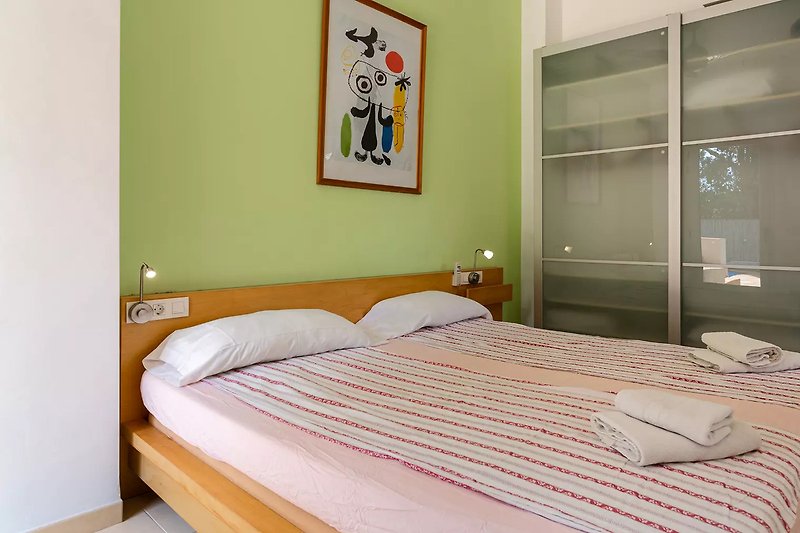 Komfortables Schlafzimmer mit 180x200 cm Bett. Direkter Zugang zum Garten