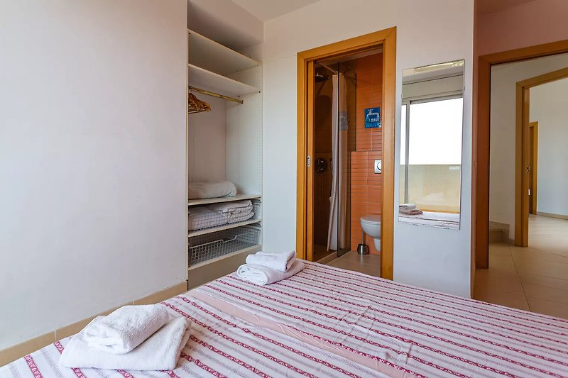 Kompaktes Schlafzimmer im 1. Stock bequeme Betten 160x200 cm mit Gelschaum-Auflagen. Balkon und eigenem Badzimmer
