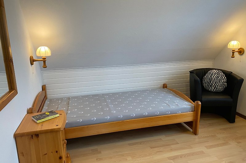 A4 Kleines Schlafzimmer mit Kleiderschrank .Sessel