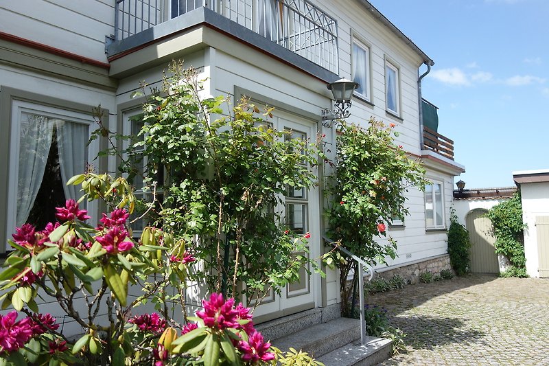 Schönes Haus mit blühendem Garten und malerischer Umgebung.