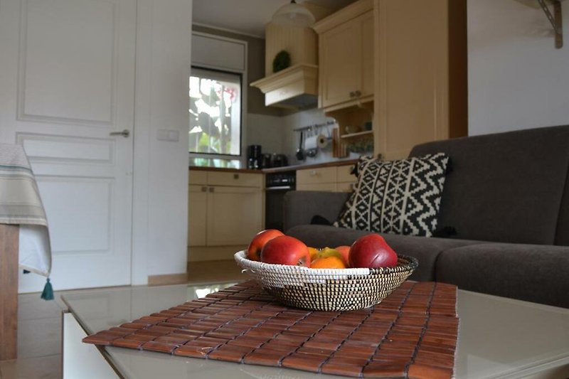 Gemütliche Küche mit Holzmöbeln und moderner Ausstattung.