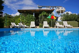 AP LUTON pool & Jacuzzi & Meerblick