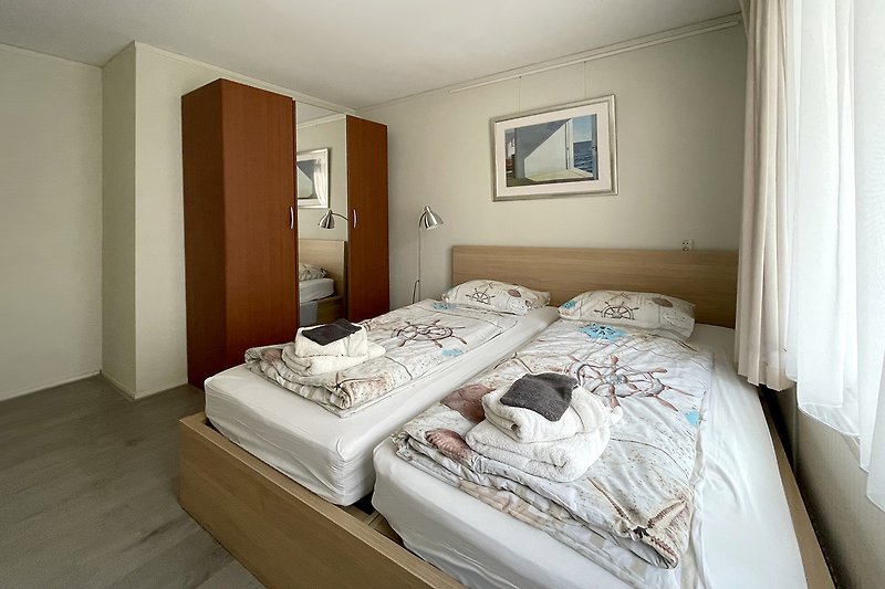 Gemütliches Schlafzimmer mit elegantem Holzmöbel und stilvoller Inneneinrichtung.