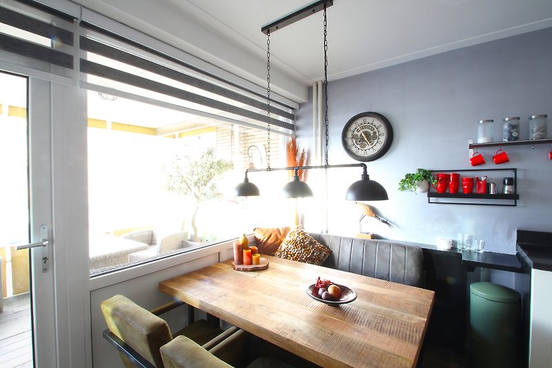 Stilvolles Wohnzimmer mit elegantem Mobiliar und natürlicher Beleuchtung.