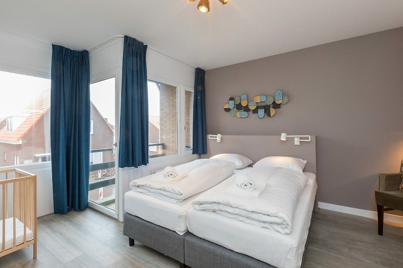 Schlafzimmer mit bequemem Bett, stilvoller Beleuchtung und dekorativer Wandgestaltung.