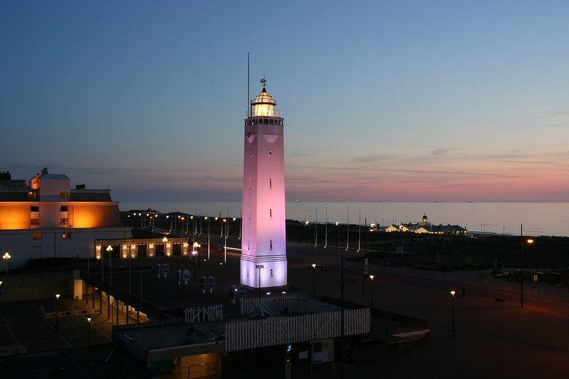 Leuchtturm am Meer bei Sonnenuntergang.