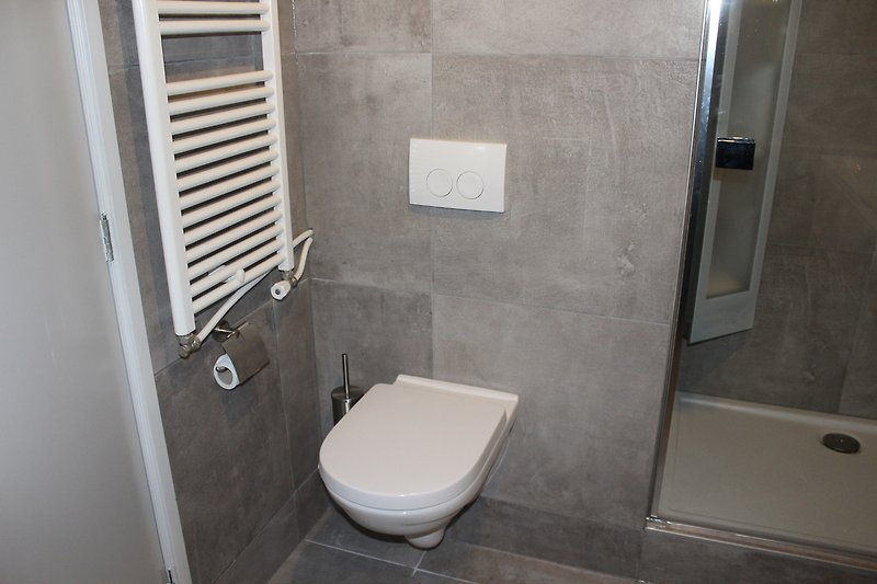 Schönes Badezimmer mit stilvoller Einrichtung und elegantem Toilettenbereich.