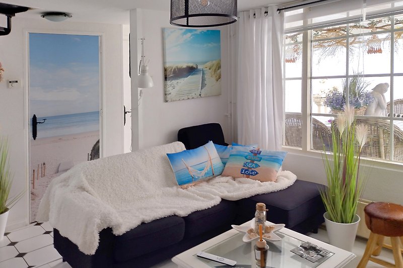 Stilvolles Wohnzimmer mit blauer Couch, grünen Pflanzen und gemütlicher Beleuchtung.