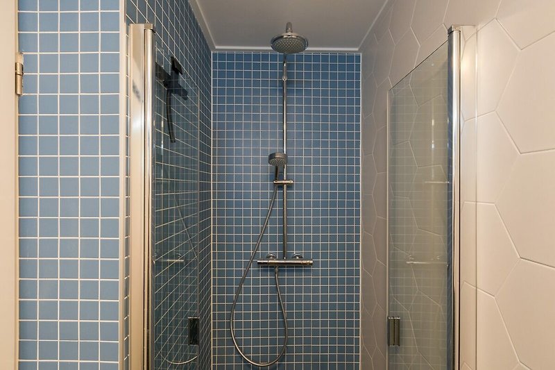 Moderne Dusche mit stilvollem Design und Glasdetails.