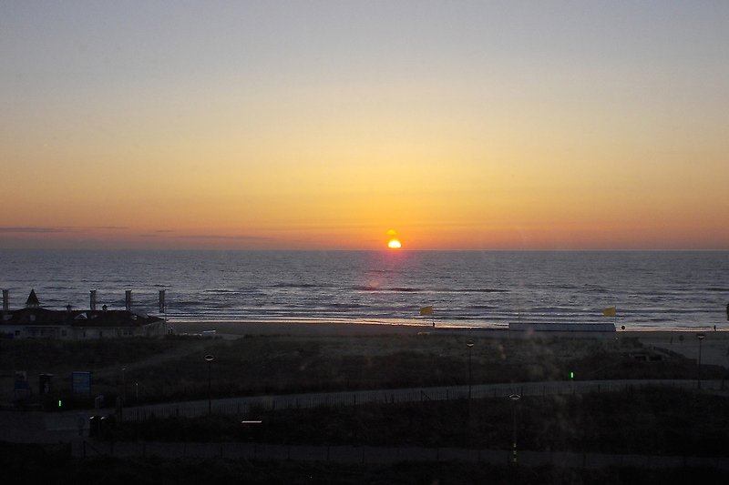 Blick auf den Sonnenuntergang über dem ruhigen Meer.