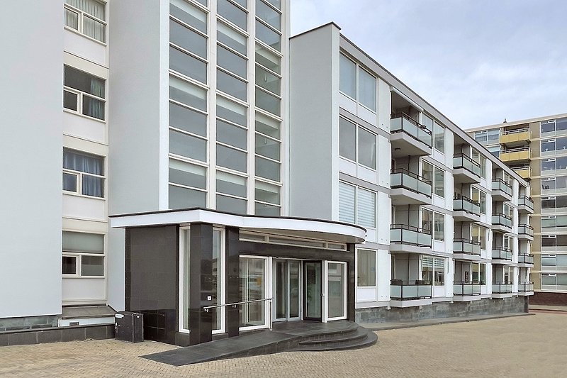 Städtisches Apartment mit moderner Fassade und Fenstern.