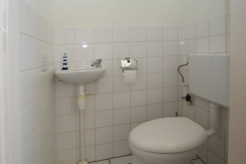 Badezimmer mit lila Akzenten und modernem Design.
