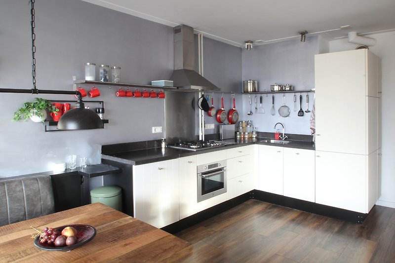 Moderne Küche mit grauen Schränken, Arbeitsplatte und Spüle.