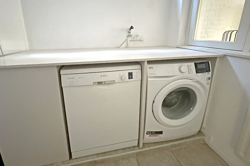 Moderne Waschküche mit Waschmaschine und Wäschetrockner