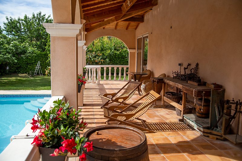 Luxuriöses Anwesen mit Pool, Blumen und großer überdachter Terrasse zum Seele baumeln lassen