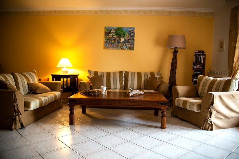 Stilvolles Wohnzimmer mit bequemen Möbeln und eleganten Dekorationen.