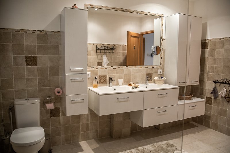 Modernes Badezimmer mit elegantem Design und viel Platz.