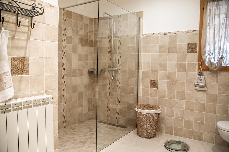 Modernes Badezimmer mit stilvoller italienischer Dusche und elegantem Design.
