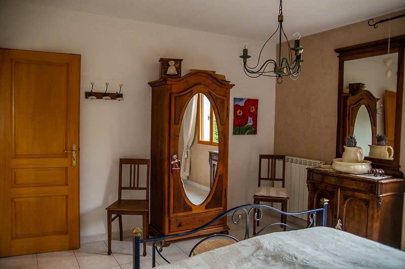 Elegantes Schlafzimmer 2 mit Doppelbett (1,60x 2,00) in antikem Stil