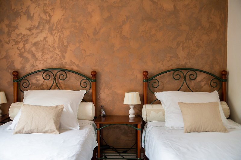 Elegantes Schlafzimmer in typisch provenzalischen Stil