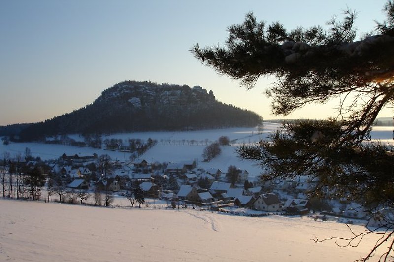 Pfaffendorf with Pfaffenstein in winter.