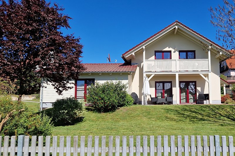 Charmantes Landhaus mit Garten, Veranda und malerischer Umgebung.