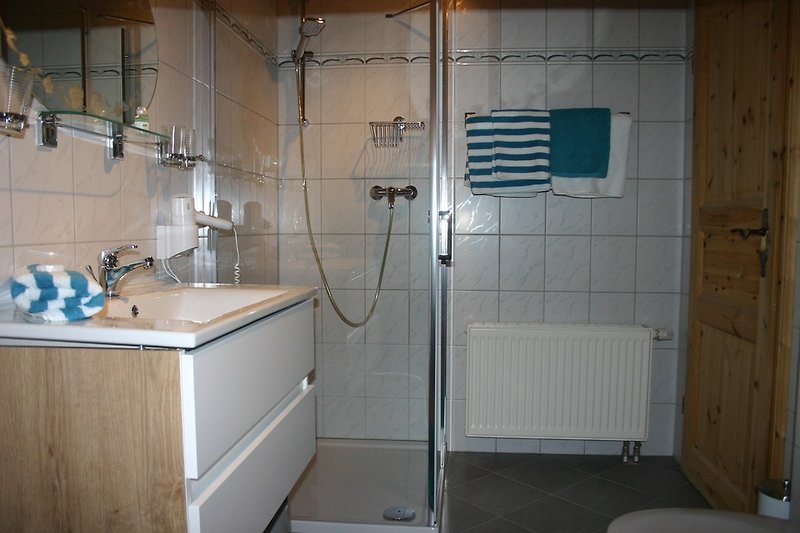 Bad mit Dusche/WC