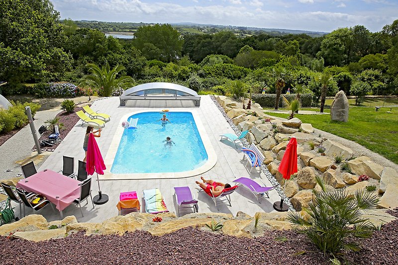 Pool mit Garten und atemberaubendem Ausblick.