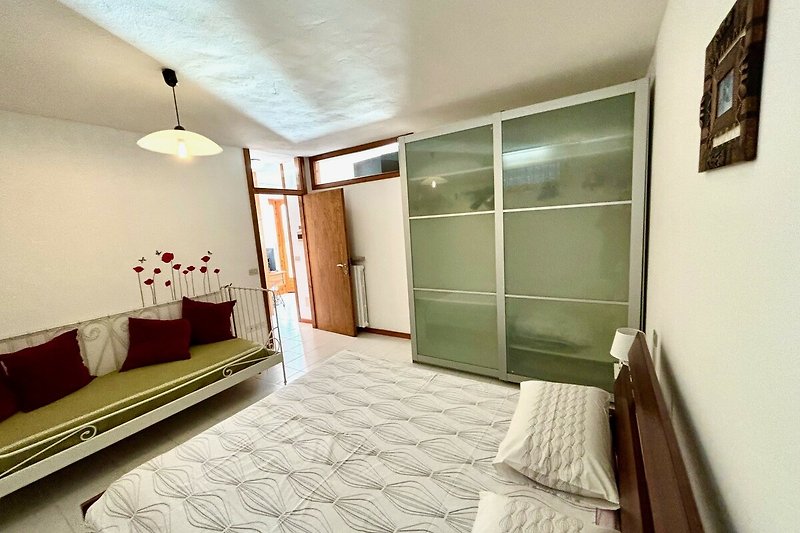 Stilvolles Schlafzimmer mit Holzmöbeln und dekorativen Elementen.
