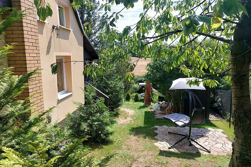 Gemütliches Häuschen mit Garten und Gartenmöbeln im Freien - der perfekte Ort für einen entspannten Urlaub!