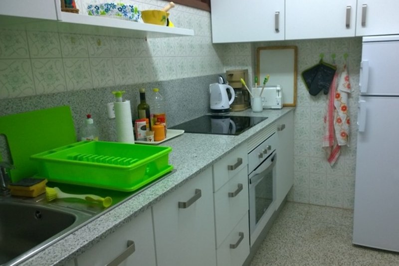 Küche mit Spülmaschine und Ceranfeld