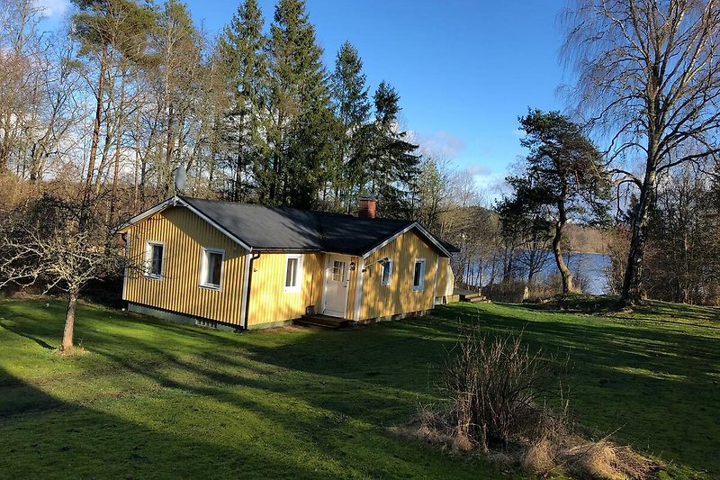 Holzhaus mit großer Terrasse und Seeblick