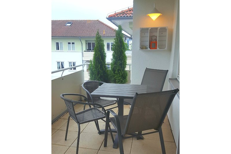 Balkon mit Tisch und Stühlen