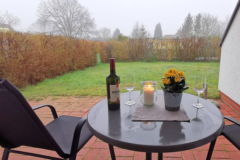 Gartenmöbel mit Tisch, Stühlen und Blumen - perfekt für Entspannung im Freien!