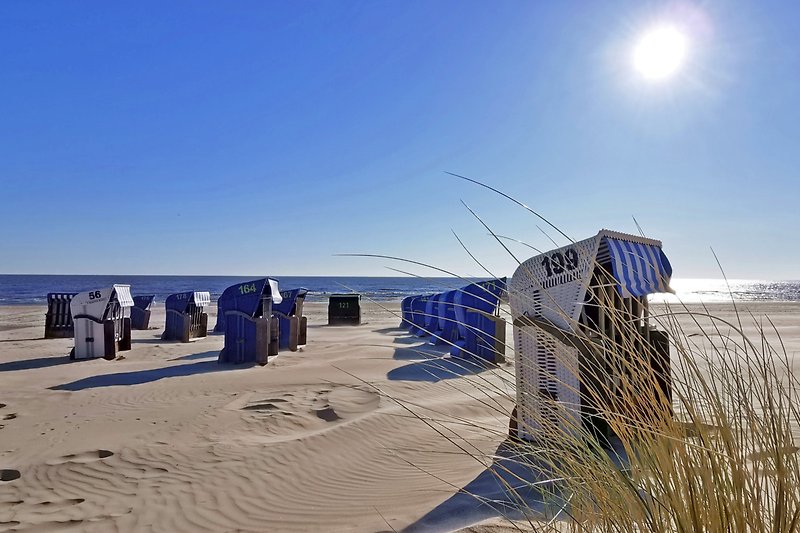 Malerischer Ostseestrand mit Strandkörben und feinsandigem Sandstrand.