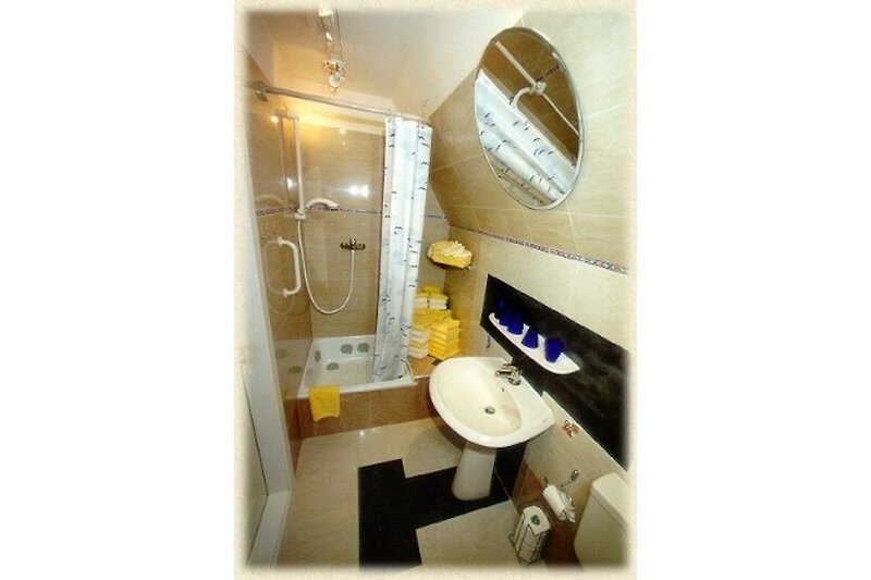 Modernes Badezimmer mit Spiegel, Holz und Metall.
