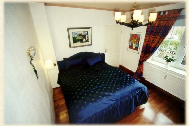 Schlafzimmer mit gemütlichem Bett und stilvoller Beleuchtung.