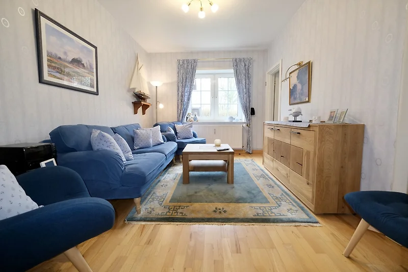 Stilvolles Wohnzimmer mit Holzmöbeln und gemütlicher Beleuchtung.