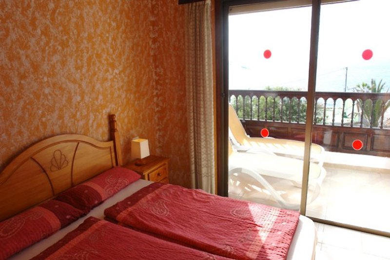 Schlafzimmer mit angrenzendem Balkon