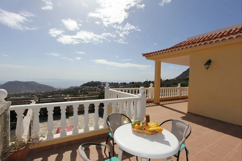 Eine Terrasse des Ferienhauses Casa Maria in Arona