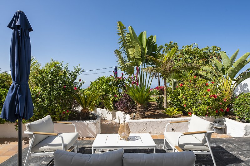 Ferienhaus mit blühenden Pflanzen, Terrasse und Meerblick - Entspannung pur!