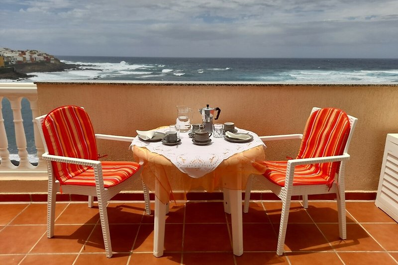 Ferienwohnung mit Meerblick, Terrasse, Tisch, Stühlen