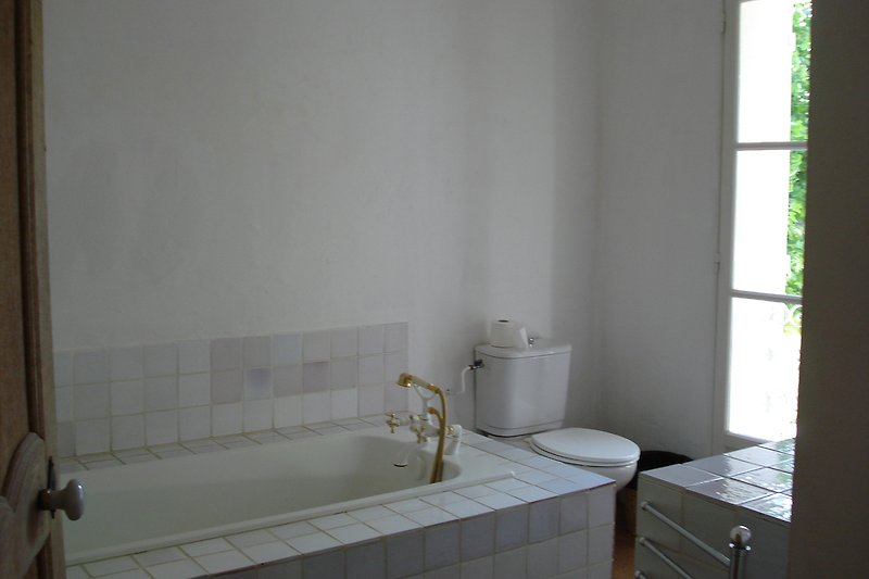 Schönes gräumiges Badezimmer