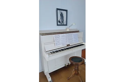 Casa con pianoforte tra due laghi