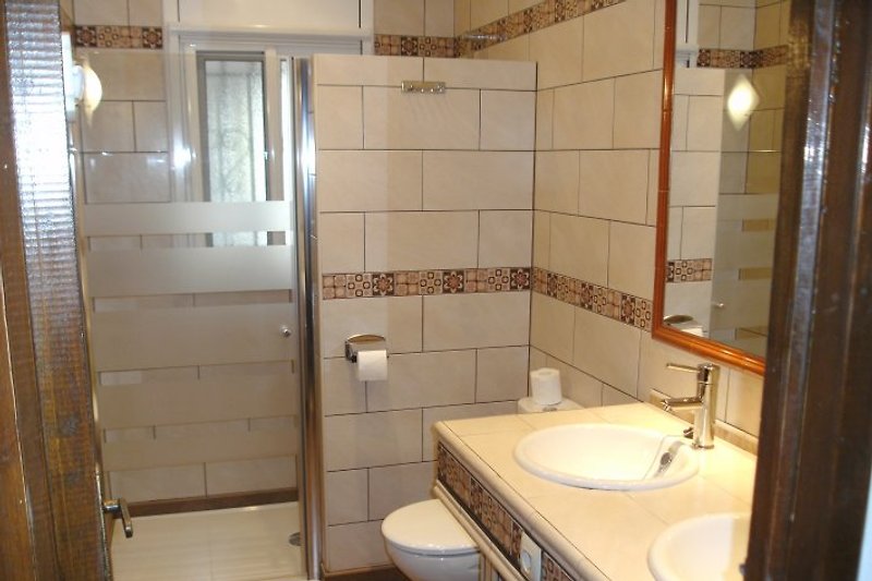 Duschraum mit Doppel Waschbecken+grosser Duschkabine