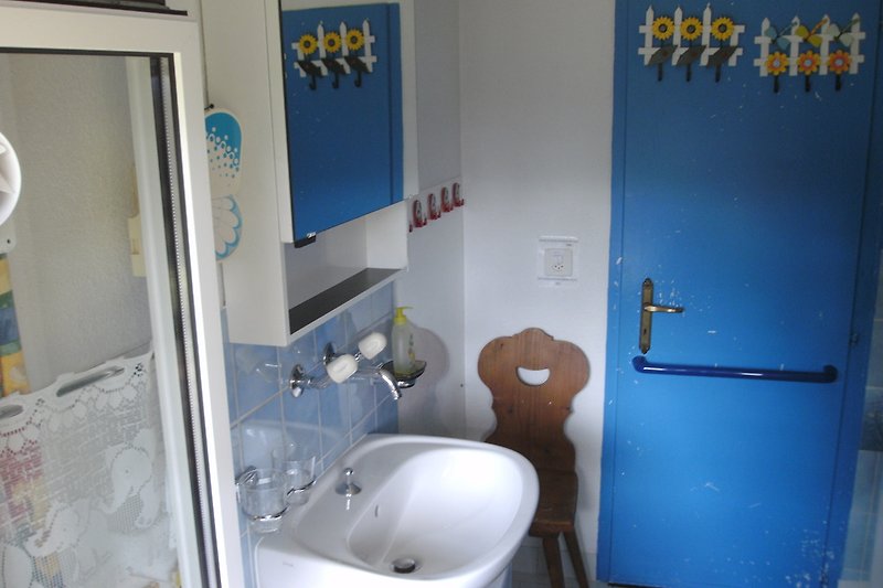 Duschlokal mit Handwaschbecken