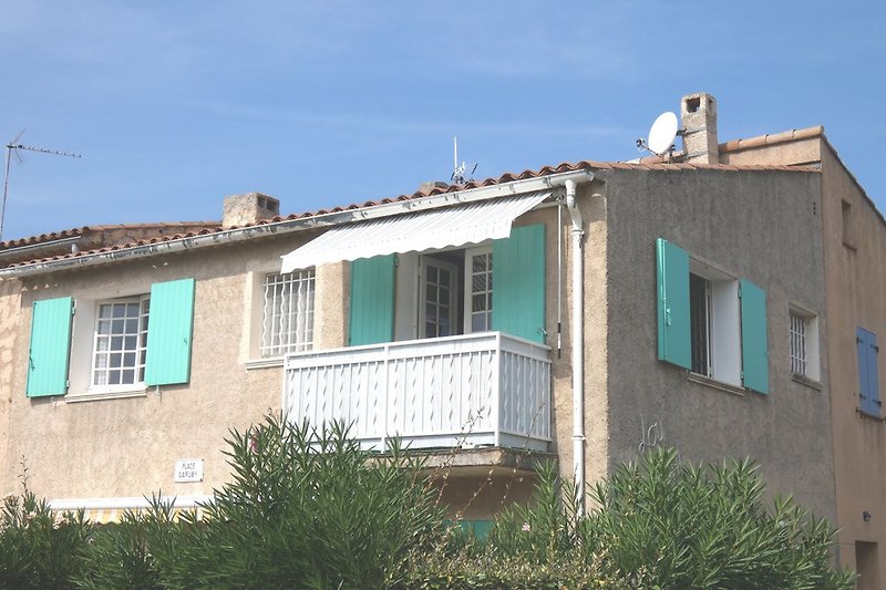 mit Balkon