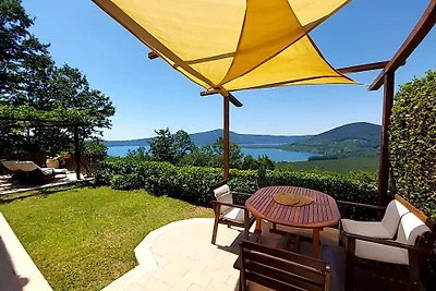 Pool und  Seeblick nahe Rom