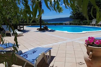 Pool und  Seeblick nahe Rom