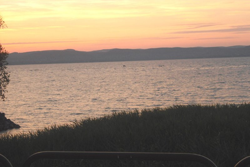 Abendstimmung am See von der Terasse aus gesehen.